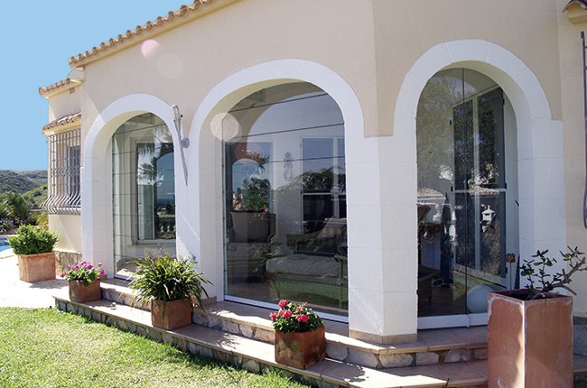 Losch Ganzglas Trennwand im Einsatz